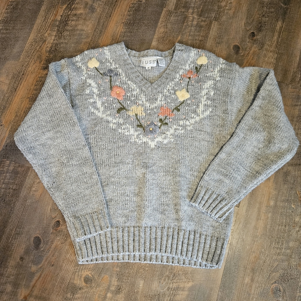 Russ Gray V-Neck Sweater with Cozy Knit Design